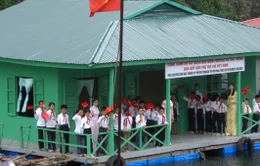 Quỹ Tấm lòng Việt trao quà cho dân nghèo làng chài Quảng Ninh