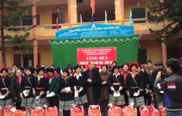 Hội Phật giáo tỉnh Phú Thọ trao quà tết cho những hoàn cảnh khó khăn