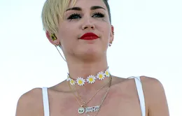 Sau khi diễn trò "lố", Miley Cyrus khóc trên sân khấu