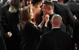 Jolie – Pitt diện đồ đôi lên thảm đỏ