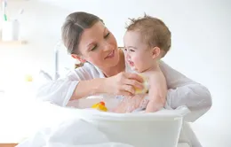 Phòng rôm sảy cho trẻ mùa nắng nóng