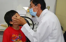 Dịch đau mắt đỏ lan rộng, “cháy” thuốc nhỏ mắt