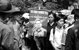 Người dân chờ đợi để tiễn biệt Đại tướng