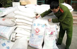 Hàng chục tấn mì chính và ô mai lậu đổ về Hà Nội 