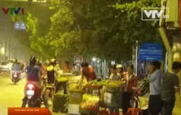 Hàng chợ đội lốt đặc sản xuống vỉa hè