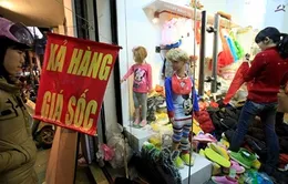 Đủ chiêu khuyến mãi, nhiều shop thời trang vẫn không... hút khách