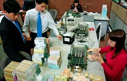 Dư thừa vốn, nhiều ngân hàng giảm lãi suất