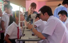 Hơn 1.000 học sinh trường THPT Tân Bình được khám mắt học đường 