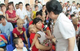 Phó Chủ tịch nước Nguyễn Thị Doan thăm và tặng quà bệnh nhi ung thư