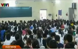 200 học sinh chen nhau trong lớp luyện thi chật chội chưa đầy 80m2 