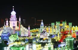 Cáp Nhĩ Tân lung linh trong lễ hội băng đăng