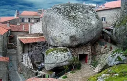 Độc đáo ngôi làng “kẹp” trong lòng đá