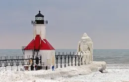 Kì vĩ ngọn hải đăng băng giá trên hồ Michigan