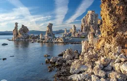 Kỳ lạ những tháp đá trên hồ Mono, California
