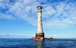 Sừng sững ngọn hải đăng trên hòn đảo nhỏ nhất hành tinh