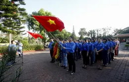 Tuổi trẻ Đài THVN thắp nến tri ân tại Nghĩa trang Ngọc Hồi