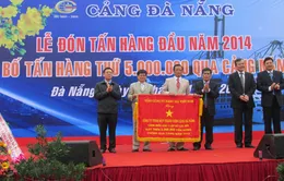 Đà Nẵng đón tấn hàng đầu tiên trong năm 2014    