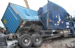 Xe khách đâm container: 21 người chết và bị thương