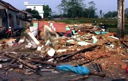 Mưa lốc kéo sập, tốc mái hàng trăm nhà dân 