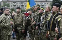 Tổng thống Ukraine bất ngờ tới khu vực miền Đông