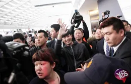 Kim Soo Hyun phát hoảng khi bị vây kín ở sân bay