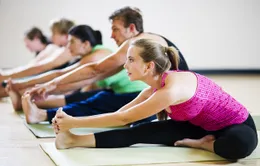 Giới công sở nghỉ trưa bằng... Yoga