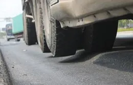 Vì sao nhiều tuyến đường ở TP.HCM sụt lún nghiêm trọng?