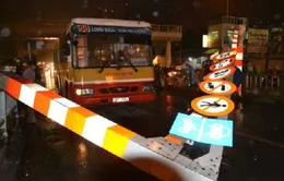Chạy vào đường cấm, xe bus đâm đổ thanh gác chắn cầu vượt