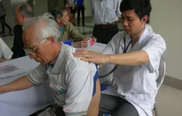 Phòng chống bệnh hô hấp cho người cao tuổi mùa lạnh