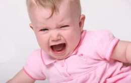 Làm gì giúp bé bớt sợ người lạ