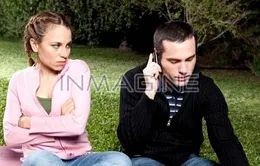 Làm gì khi chồng làm bạn với nhiều người yêu cũ?
