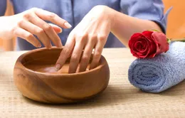Tạm biệt móng tay ố vàng