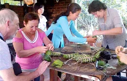 Khách nước ngoài trải nghiệm Tết Việt 