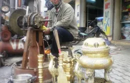 Đánh bóng lư đồng - Dịch vụ “hốt bạc” ngày giáp Tết
