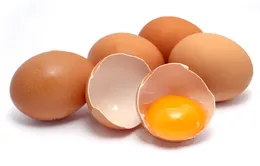Lòng trắng trứng gà ngừa rạn da sau sinh 