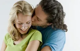 Một nụ hôn có thể đáng giá hơn quà tặng đắt tiền