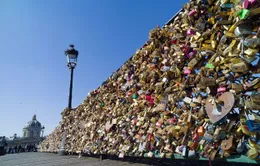 Cầu nghệ thuật Paris sẽ đổ gãy vì khóa tình yêu? 