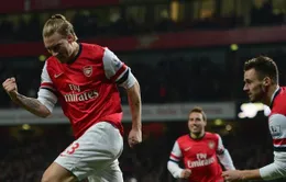 Arsenal 2-0 Hull City: "Chân gỗ" Bendtner giữ ngôi đầu cho "Pháo thủ" (VIDEO)