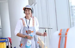 “Giám đốc tạp vụ” Huy Khánh trong phim Váy hồng tầng 24