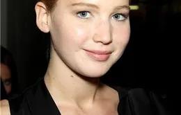 Jennifer Lawrence gây chú ý dù để mặt mộc