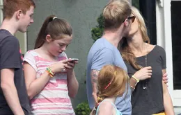 Ronan Keating vô tư hôn người tình trước mặt các con