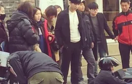 Hình ảnh đầu tiên của Lee Seung Gi trên trường quay You are surrounded 
