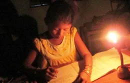 Cô bé mồ côi quanh năm chỉ học dưới ánh nến