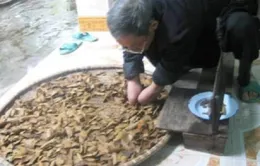 Người đàn ông không tay vẫn... bốc thuốc, làm thơ
