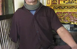 Cựu binh già cụt chân "cõng" cây lên núi