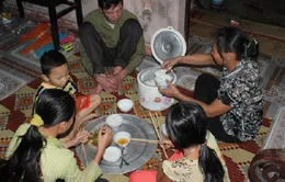 Rổ bánh đúc nuôi 3 bé mồ côi