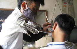 Người thợ cắt tóc một tay