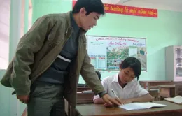 Nghị lực đáng khâm phục của 2 bé mồ côi đồng bào Rục