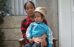 “Con ơi, cha mẹ hết tiền chữa bệnh cho con rồi”