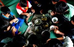 Quảng Trị: học sinh nội trú cơ cực bám trường